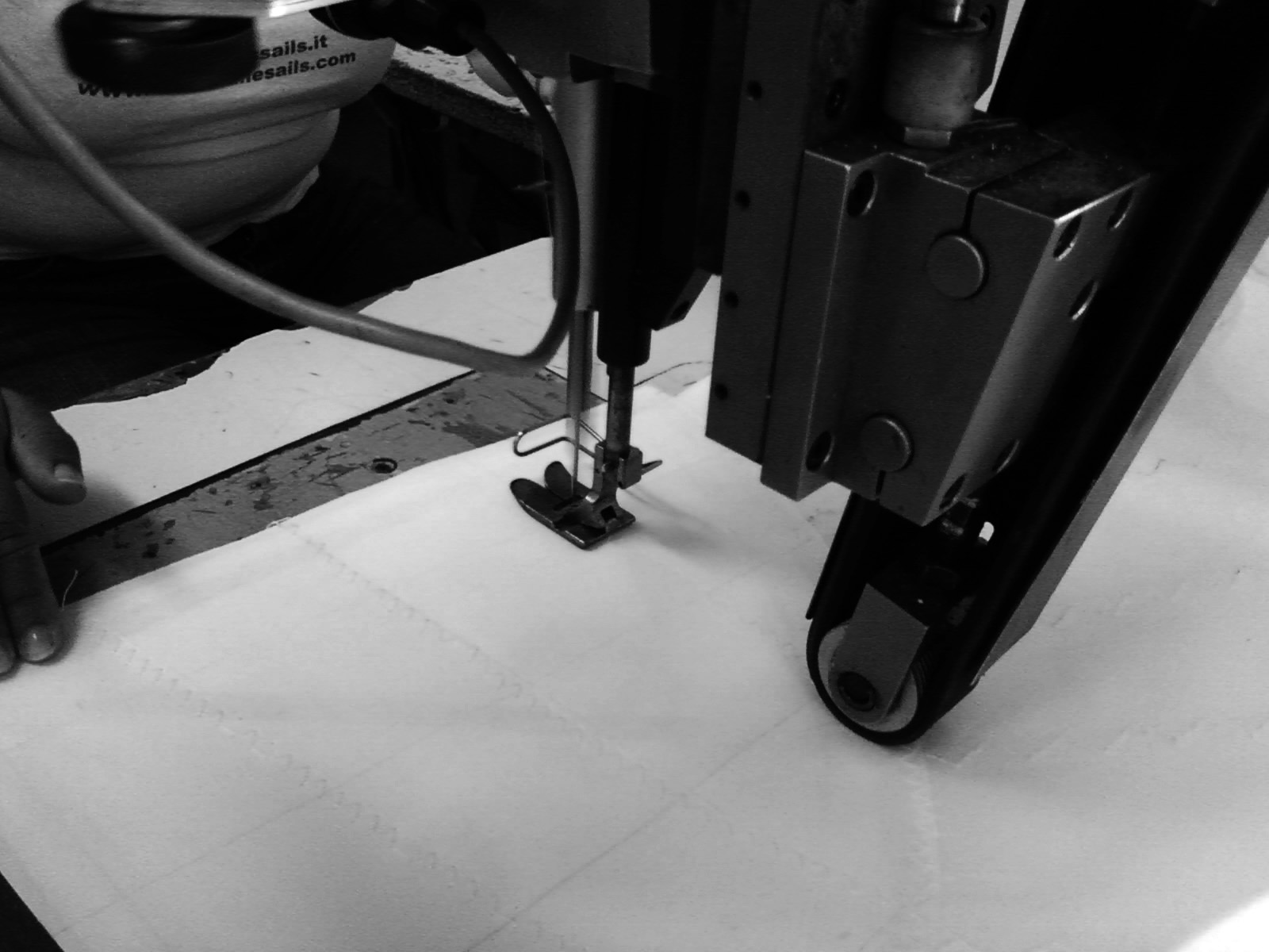 Werkplaatsdetail met naaimachine voor zeilmakerij.